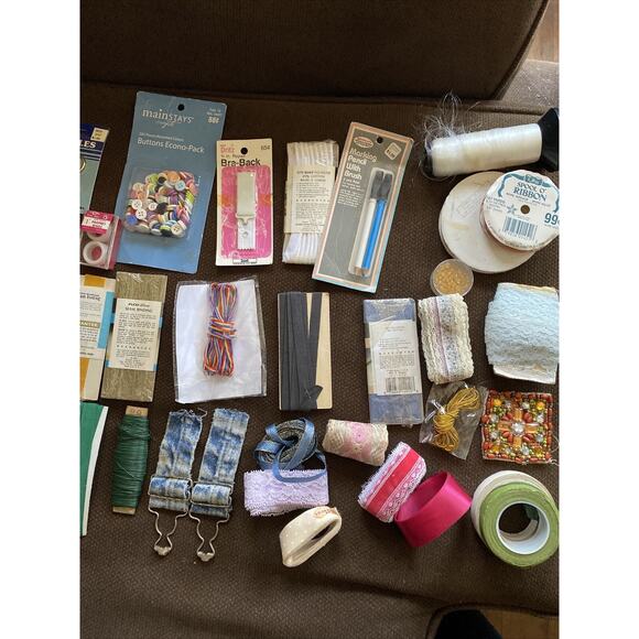 Lot of 36 New/Vtg Sewing Notions, Supplies, Buckles,Buttons Tape, Clasps, Ribbon - Picture 12 of 12